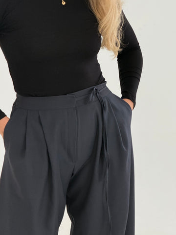 PANTALON A PLIS GRIS FONCE